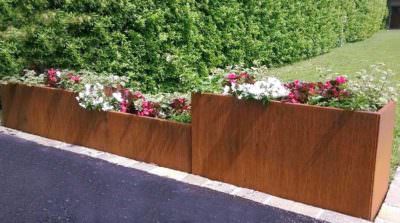 Vasi in corten con fiori primaverili